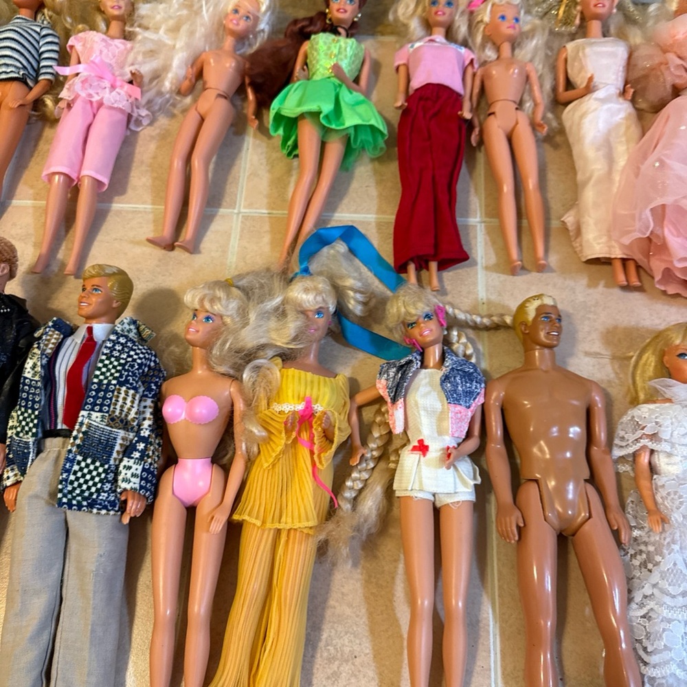 Vintage 60s 70s 80s & 90s Barbie Doll Lot And Some Clothes 21 Dolls - Picture 3 of 16